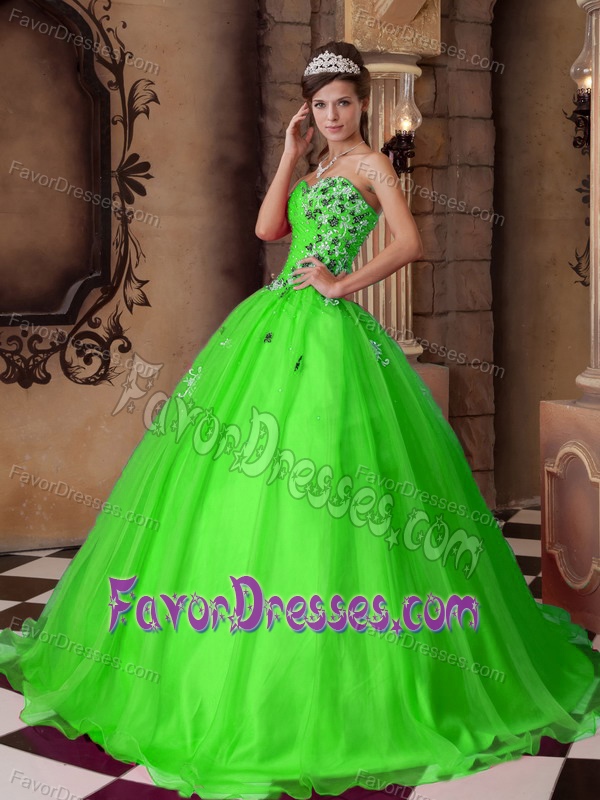 Low Price Spring Green Sweetheart Quince Dresses with Beading