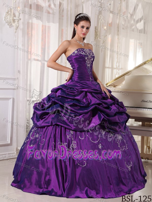 Purple Taffeta Embroidery Quinceanera Gowns with Beading and Pick-ups