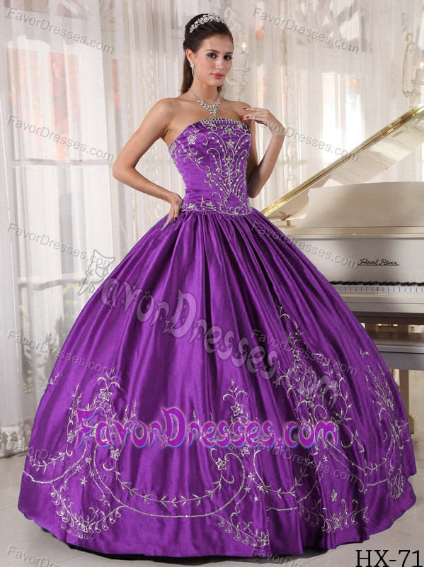 Wholesale Price Purple Strapless Embroidery Quince Dresses in Satin