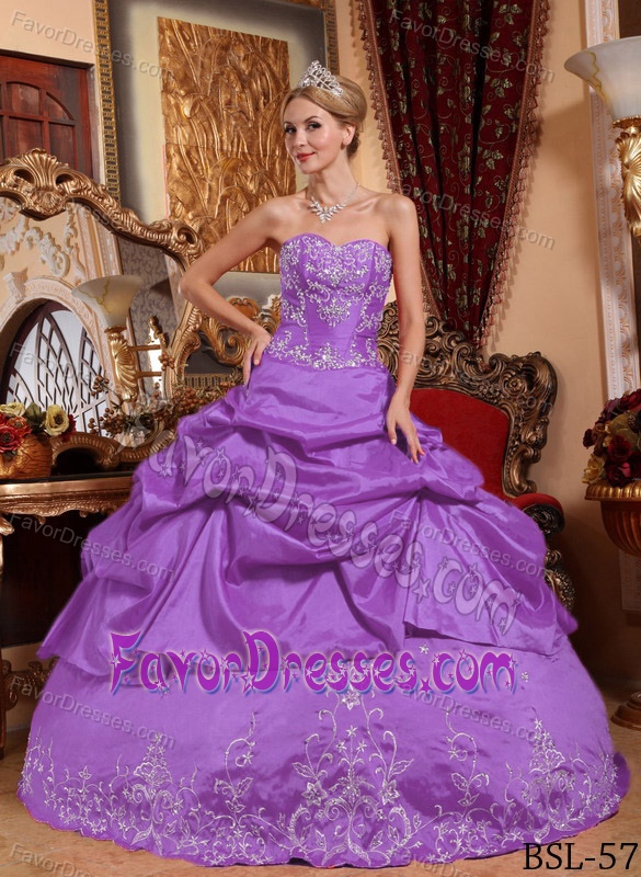 Fashionable Taffeta Embroidery Beading Dress for Quinceaneras in Purple