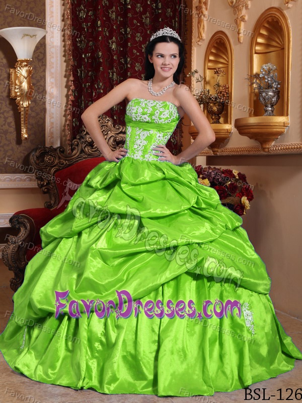 Good Quality Spring Green Sweet Sixteen Quince Dresses with Appliques