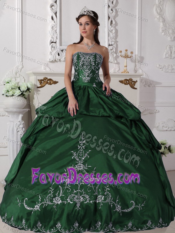 Hunter Green Ball Gown Dresses for Quince with White Embroidery on Promotion