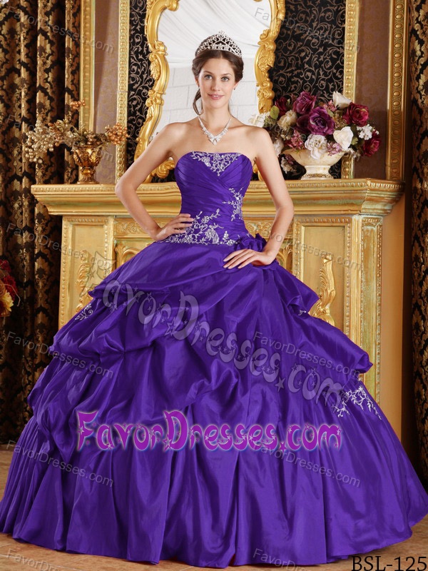 2015 Amazing Purple Quinceanera Dress in Taffeta with Applique