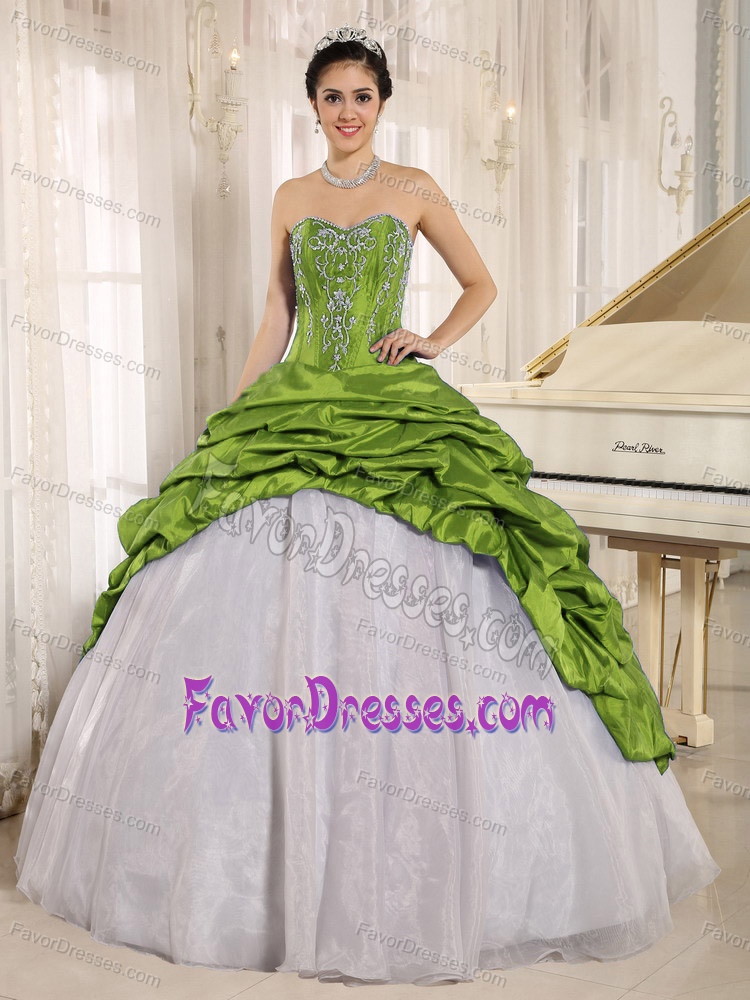 Elegant Embroidery Quinceanera Gown Dress in Spring Green and White