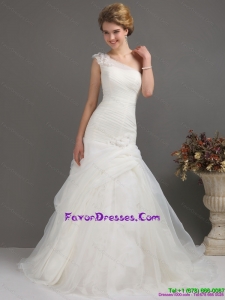 2015 Designer One Shoulder Wedding Dresses with Ruching and Hand Made Flowers