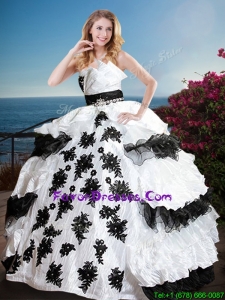 2016 Fashionable Black and White Quinceanera Dress with Appliques and Ruffled Layers