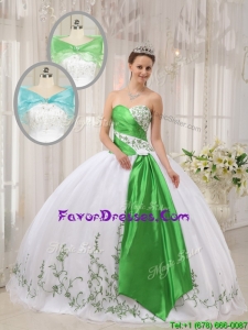 2016 Modern Ball Gown Sweetheart Embroidery Quinceanera Dresses
