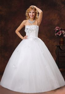 Cheap Ball Gown Strapless White Tulle Wedding Dress with Beading and Flowers