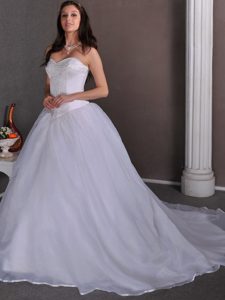 Customized Sweetheart Chapel Train White Organza Wedding Dress with Beading