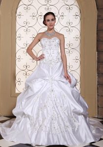 Custom Made Embroidery Taffeta Wedding Dress with Pick-ups