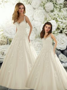 Sleeveless Lace Floor Length Zipper Wedding Dress in White with Lace