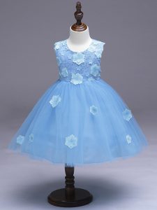 Stylish Scoop Sleeveless Little Girls Pageant Dress Knee Length Appliques and Bowknot Light Blue Tulle