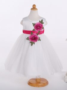 Sweet Sleeveless Knee Length Bowknot and Hand Made Flower Zipper Kids Formal Wear with White