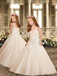 Fitting Sleeveless Lace Clasp Handle Flower Girl Dresses with White Sweep Train