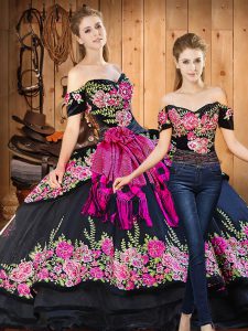 Customized Short Sleeves Floor Length Embroidery and Hand Made Flower Lace Up Ball Gown Prom Dress with Black