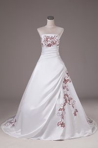 Sophisticated White Lace Up Wedding Gowns Embroidery Sleeveless Brush Train