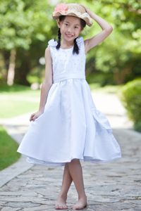White Sheath Scoop Tea-length Satin Flower Girl Dresses with Beading