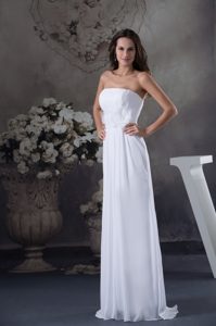 Memorable Strapless Ruched White Chiffon Wedding Gowns in Floor-length