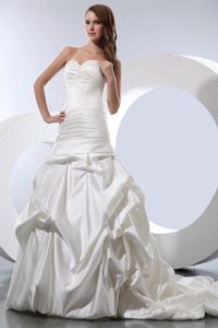Sweetheart Beaded Lace-up White Exquisite Dresses for Brides with Pick-ups