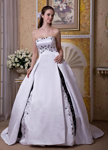 Gorgeous Lace-up Chapel Train White Wedding Bridal Gown with Embroidery