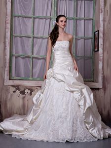 Strapless Taffeta and Lace Appliqued White Memorable Bridal Dress for Fall
