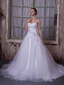 Exquisite Sweetheart White Organza Chapel Train Bridal Gowns with Flower