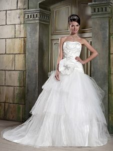 Latest Strapless Court Train Ruched White Wedding Dress with Flower and Layers