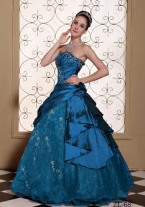 Embroidery Decorate Strapless Quince Dresses in Taffeta and Organza