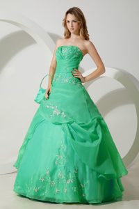 Green Strapless Beauty Quinceanera Gown Dresses with Embroidery in Floor-length