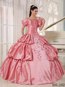 Off-the-shoulder Peach Sweet Fifteen Dresses with Embroidery and Short Sleeves