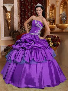 Pretty Lavender Taffeta Quinceanera Dress with Appliques and Pick-ups