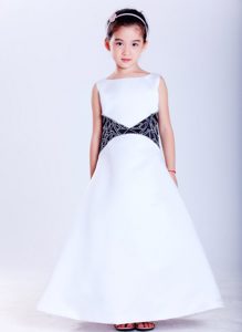 White and Black Scoop Satin Embroidery Little Girls Formal Dresses