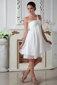 White Empire One Shoulder Knee-length Chiffon Short Prom Dress with Appliques