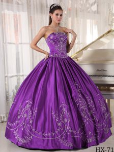 Wholesale Price Purple Strapless Embroidery Quince Dresses in Satin