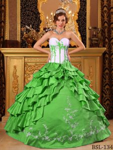 Spring Green Embroidery Sweetheart Quinceaneras Dresses with Ruffles