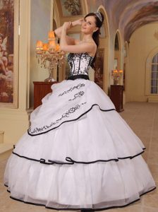 Fashionable Strapless Organza Embroidery Quinceanera Gown in White