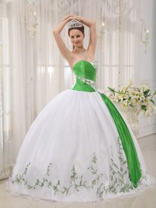 White Sweetheart Embroidery Quinceanera Dresses in Organza on Sale