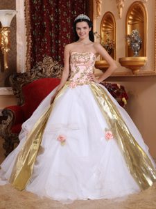 Sweet Sixteen Quinceanera Dresses with Beading and Appliques in White