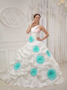 One Shoulder Quinces Dresses with Beading and Handle Flowers in White
