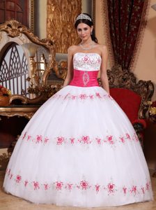 Fitted White Strapless Quinces Dresses in Taffeta and Tulle with Appliques