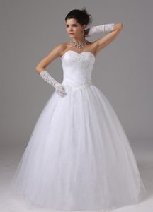 Ball Gown Sweetheart Tulle Wedding Dress With Appliques and Ruching