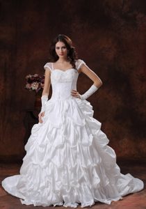 Sweetheart neckline Long White Wedding Dress with Appliques