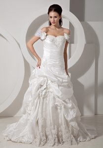 Discount off the Shoulder Taffeta Wedding Dress with Appliques Decorated