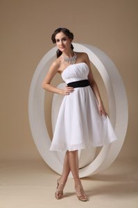 Cheap White Strapless Ruched Prom Dama Dress with Black Belt in Chiffon