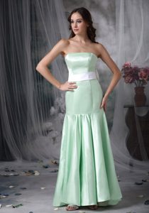 Elegant Apple Green Strapless 15 Dresses for Damas in Satin with Sash