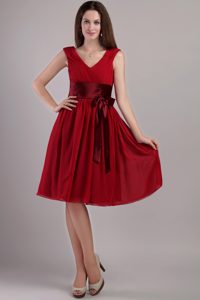 Wine Red V-neck Knee-length Chiffon Dama Quinceanera Dress with Sash