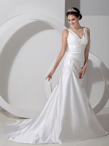Modern Column V-neck Ruched Satin Wedding Bridal Gowns with Appliques