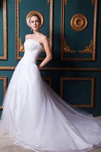 Fashionable Chapel Train Strapless Wedding Bridal Gown with Beading