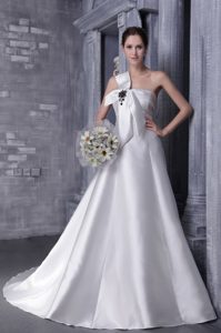 Beautiful Strapless Chapel Train Zipper-up Satin Wedding Gowns with Bowknot