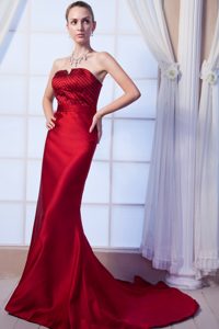 Wine Red Column Strapless Celebrity Dress for Prom in Satin with Beading